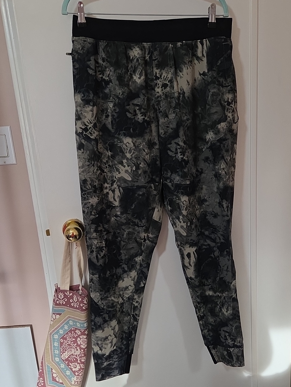 Under Armour Men's Black & Gray Marble-Print Joggers
